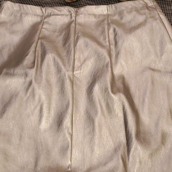 Plether Silver Mini Skirt Ruffle Front. 10 C - Picture 2 of 5